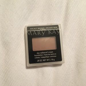 Day Radiance Cream Foundation: Walnut Bronze